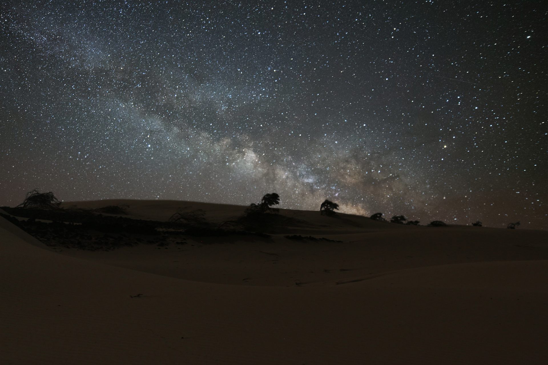 La Via Lattea sopra le dune del deserto di Viana, a Boavista