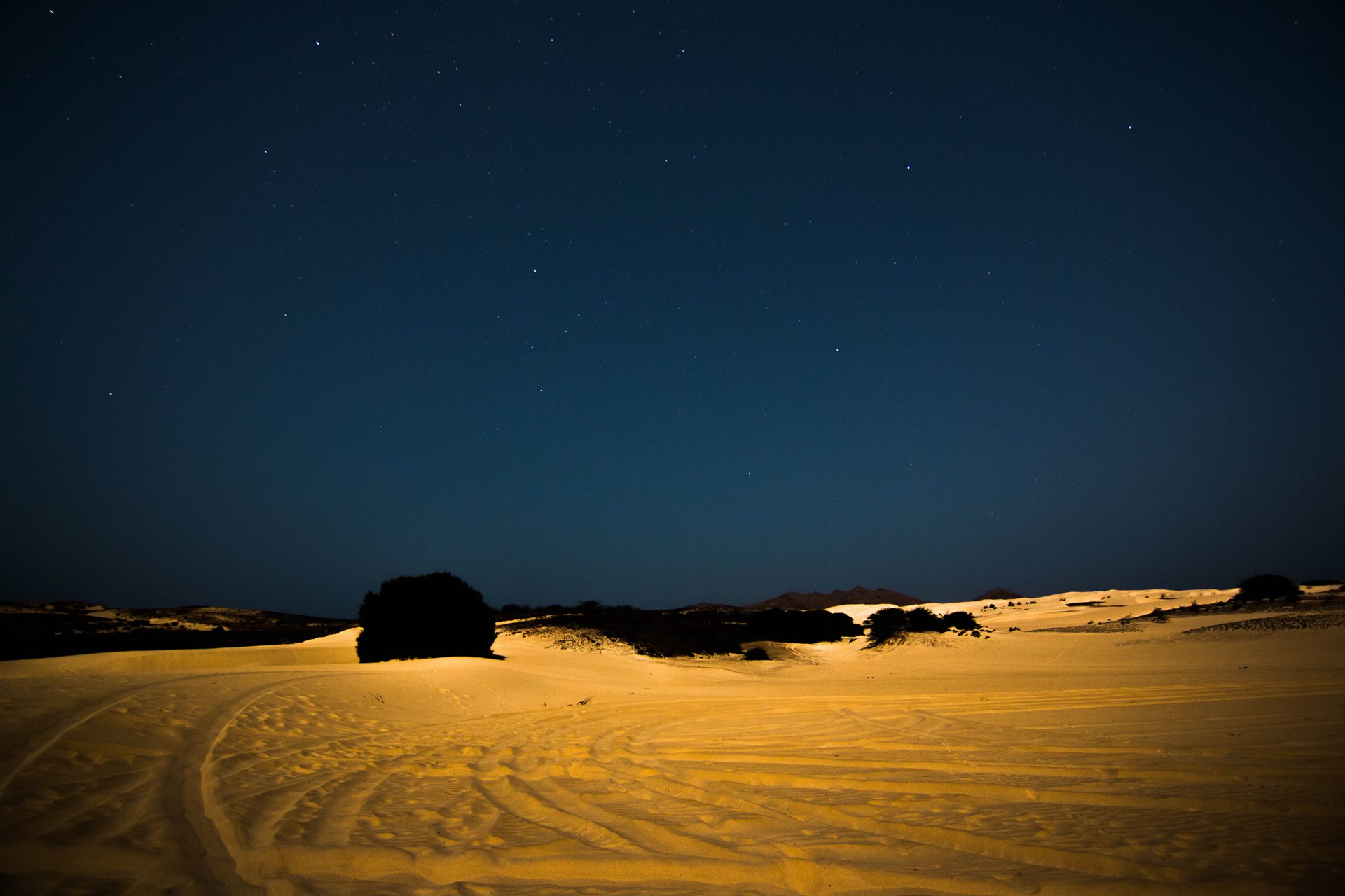 Dune sabbiose sotto un cielo notturno stellato a Capo Verde