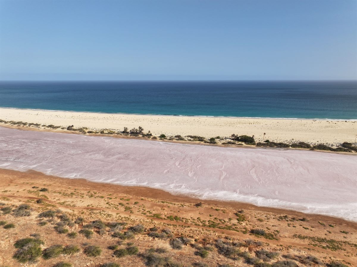 La salina rosa dietro il cordone di sabbia