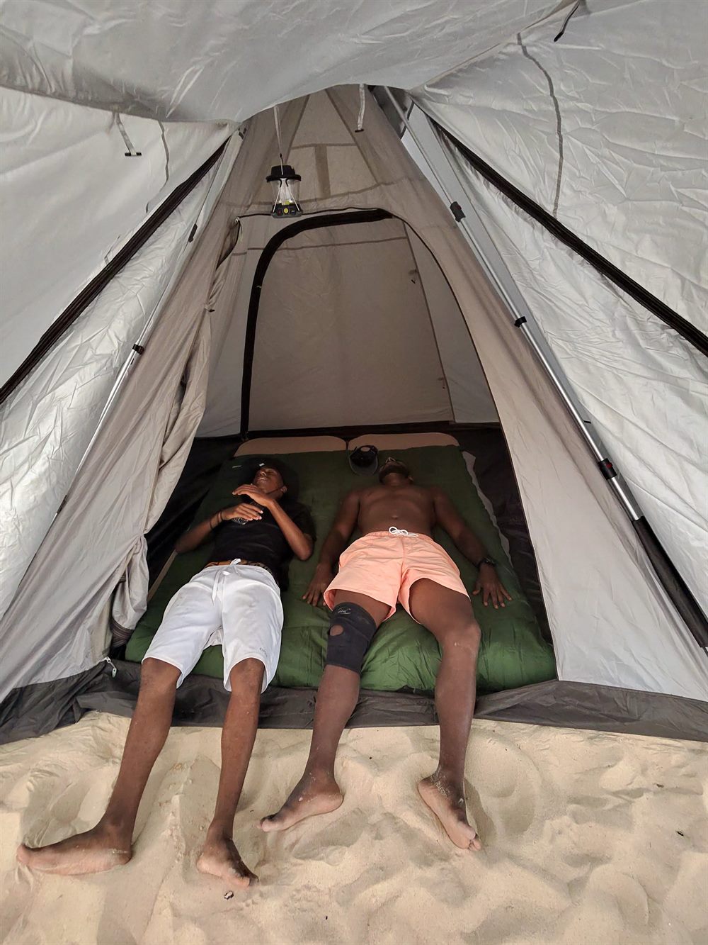 Interno della tenda con materassi e cuscini