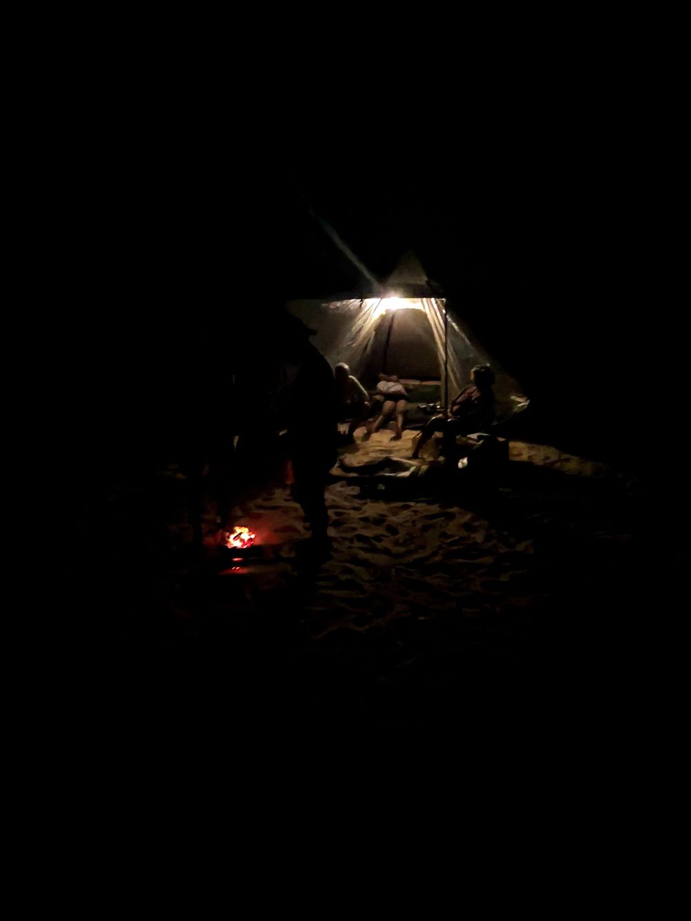La tenda illuminata la sera